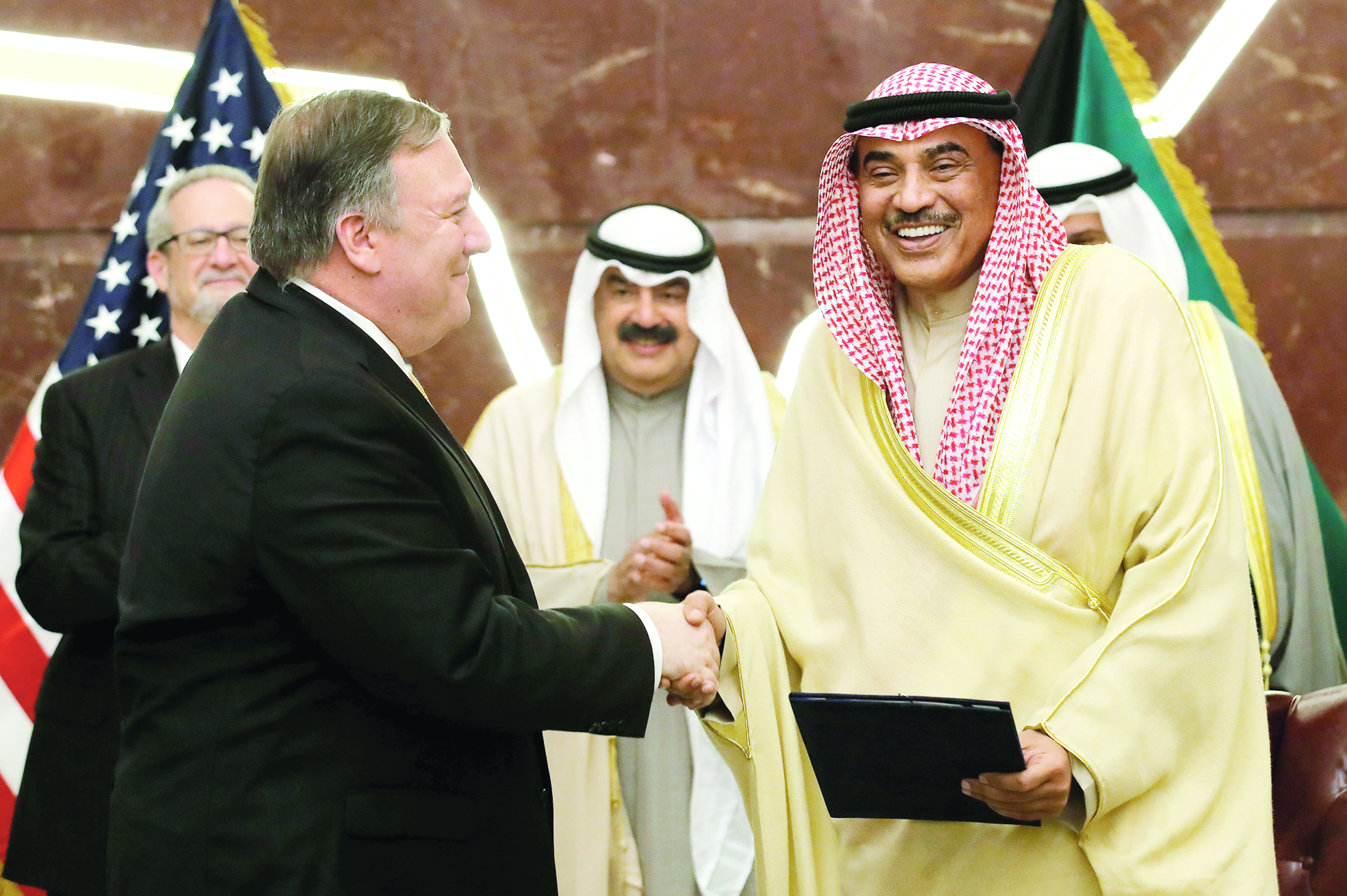 الخالد مُصافحاً بومبيو عقب توقيع مذكرة تفاهم في إطار الحوار الاستراتيجي	 (رويترز)