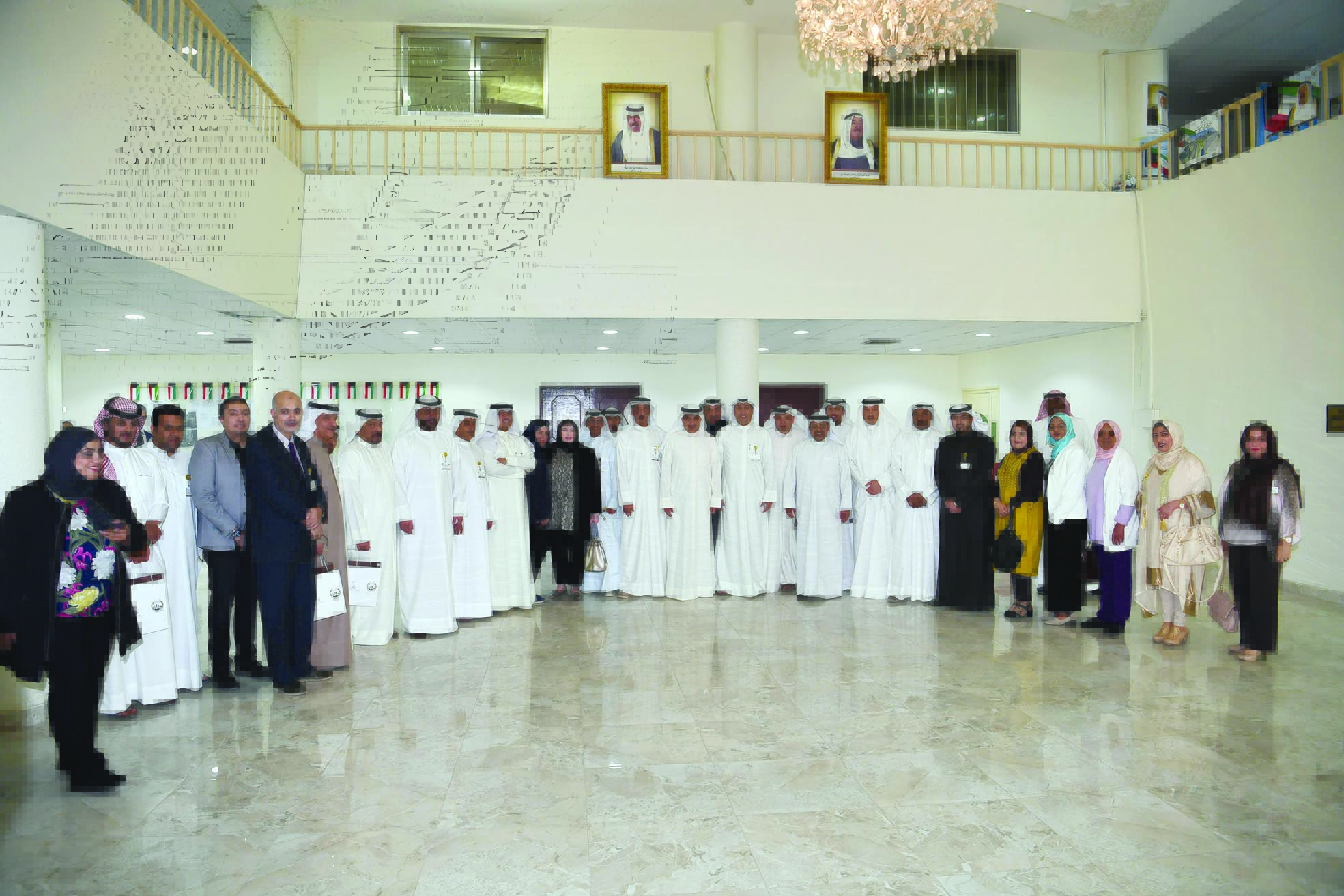 ... ومتوسطاً موظفي بلدية الكويت 