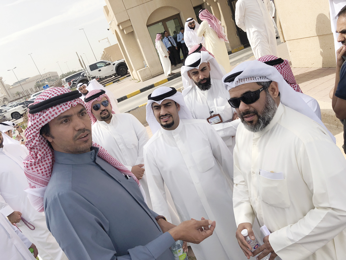 عمر الرويح منسقاً ما بين «السكنية» والمعتصمين