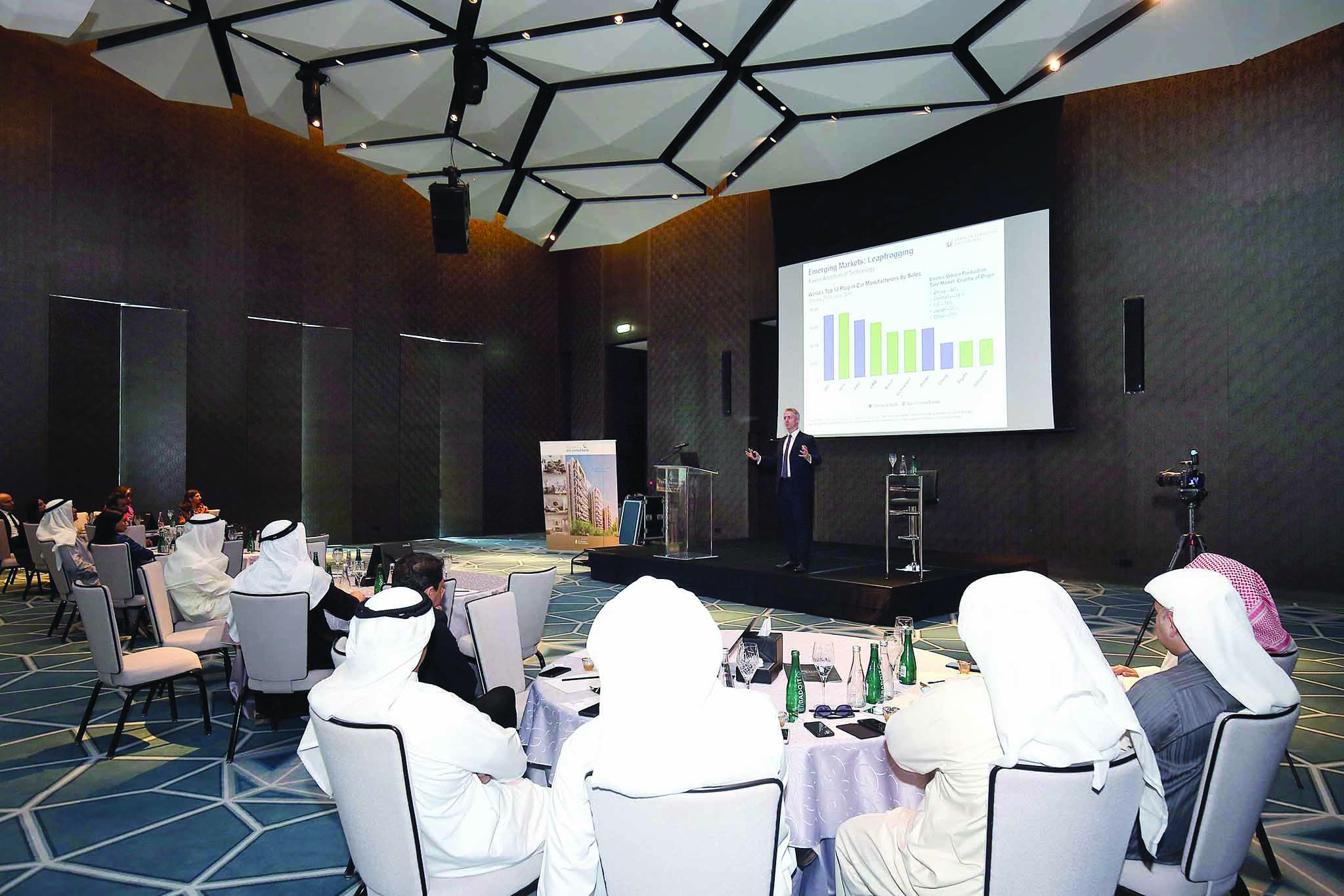 ماكدونالد متحدّثاً أمام العملاء 