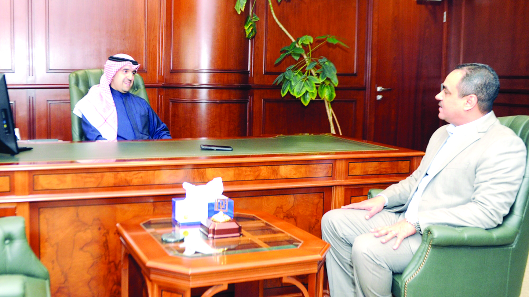 الطبطبائي متحدثاً للزميل علاء السمان	  (تصوير بسّام زيدان)