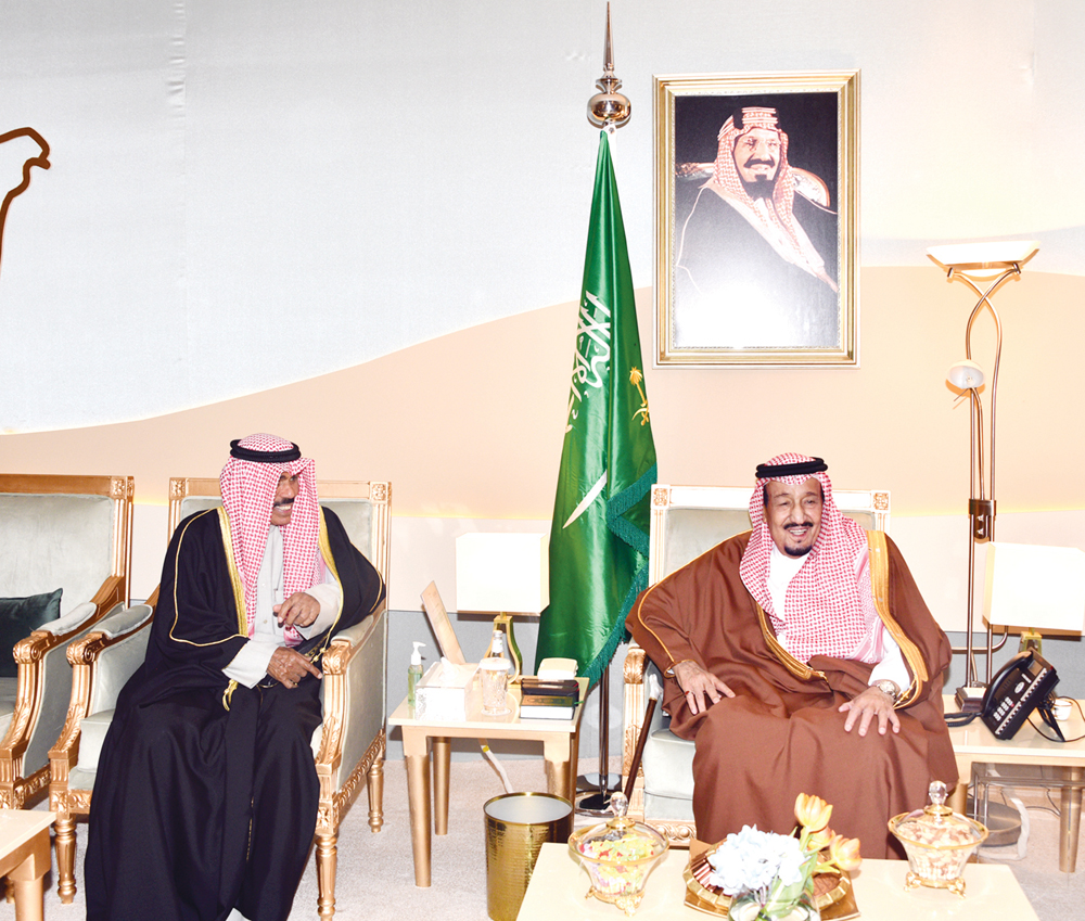 خادم الحرمين مستقبلاً سمو الشيخ نواف الأحمد