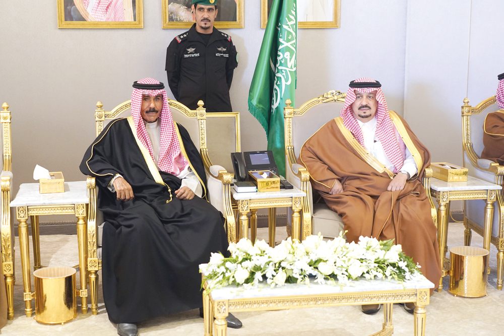 ولي العهد لدى وصوله الرياض وفي استقباله فيصل بن بندر 