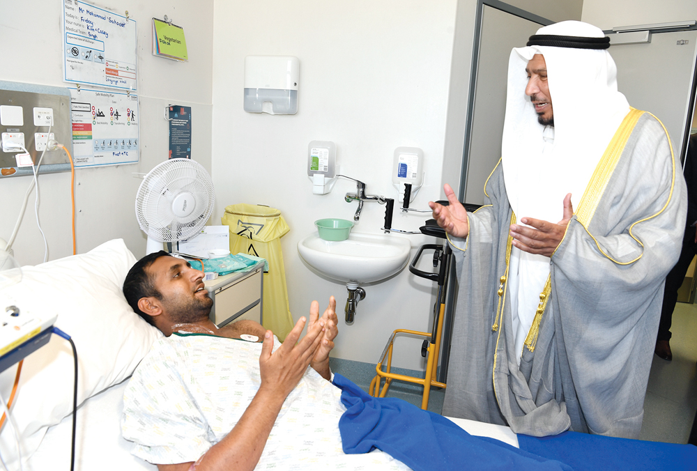 المعتوق لدى عيادته أحد الجرحى