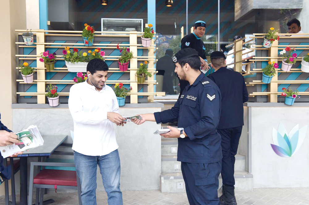 جانب من توزيع البروشور 