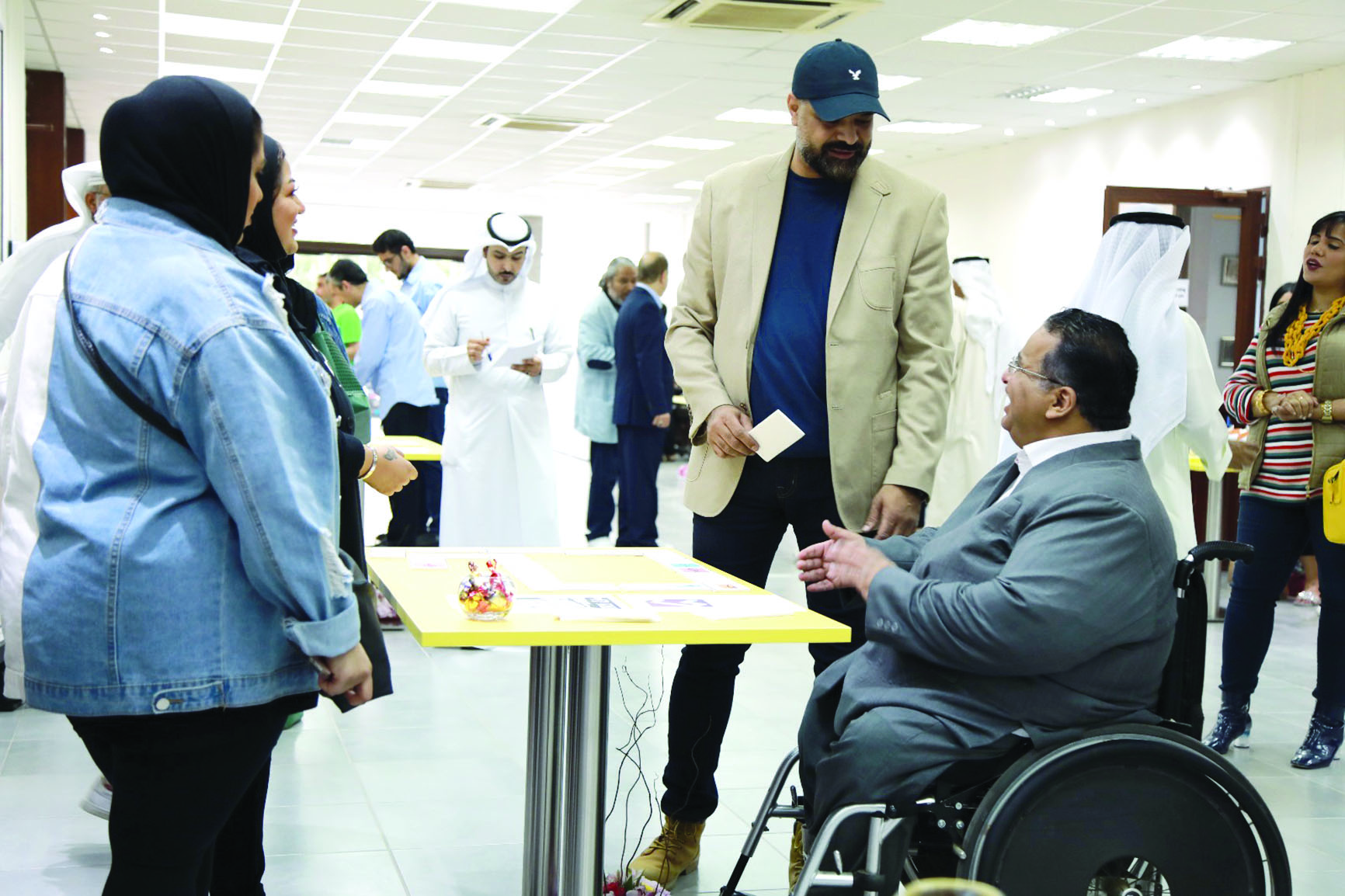 رشيد البغيلي خلال جولته في المعرض