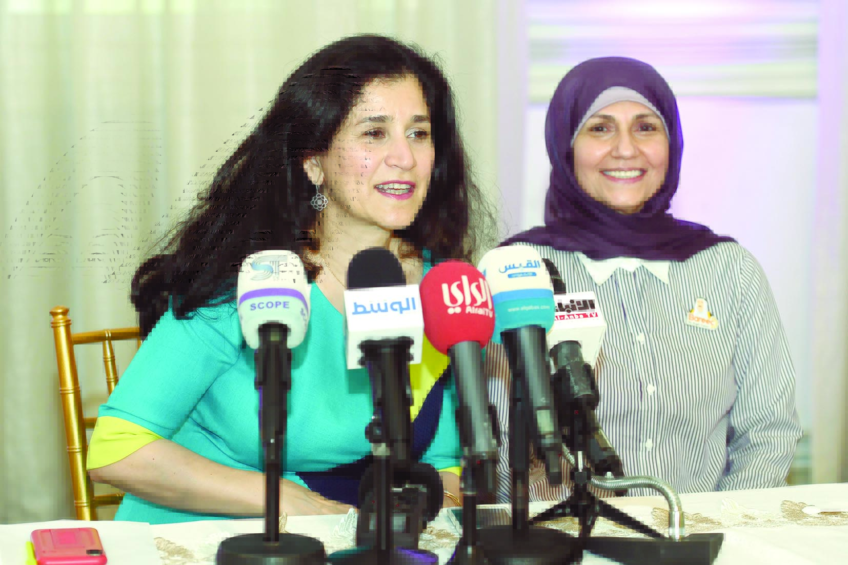 انتصار الصباح ورقية حسين خلال المؤتمر 