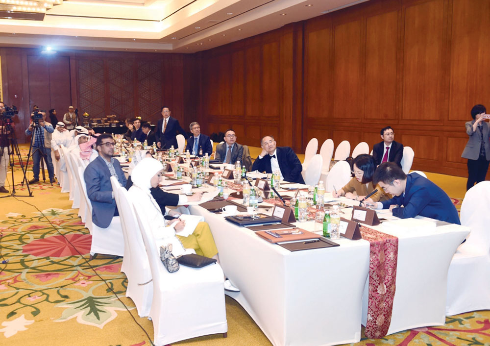 u0627u0644u0645u0634u0627u0631u0643u0648u0646 u0641u064a u0627u0644u0646u062fu0648u0629 u064au062au0627u0628u0639u0648u0646 u0639u0631u0636u0627u064b u0645u0631u0626u064au0627u064b   t (u062au0635u0648u064au0631 u0623u0633u0639u062f u0639u0628u062fu0627u0644u0644u0647)