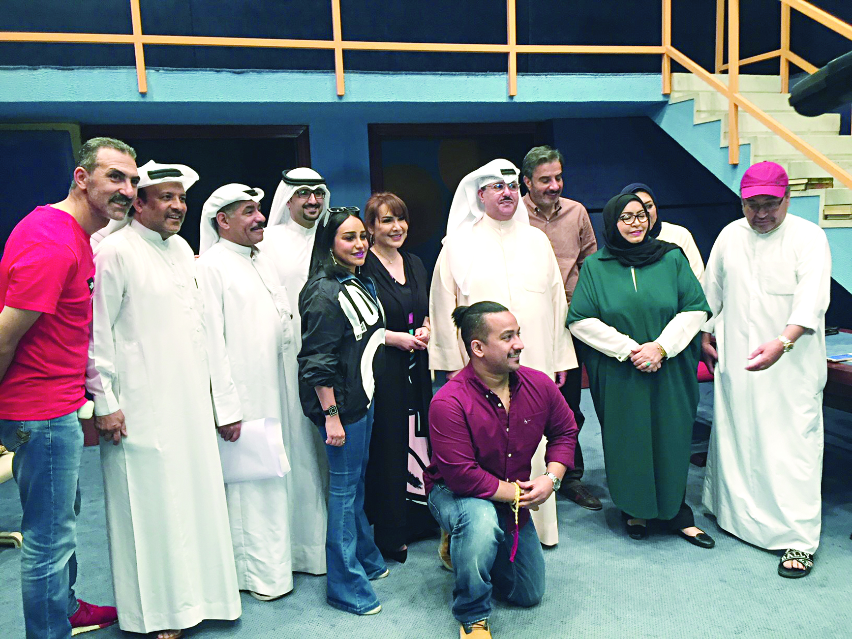 المبارك مع فريق العمل في لقطة جماعية 