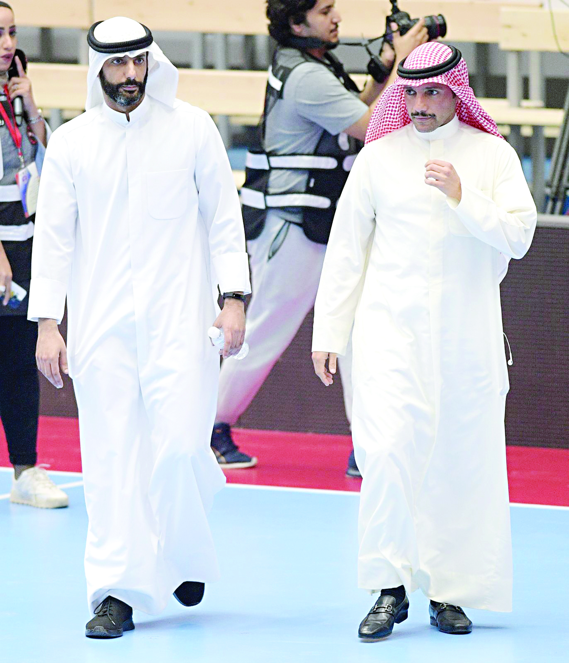 مرزوق الغانم وشقيقه خالد في لقطة لهما معاً خلال البطولة 