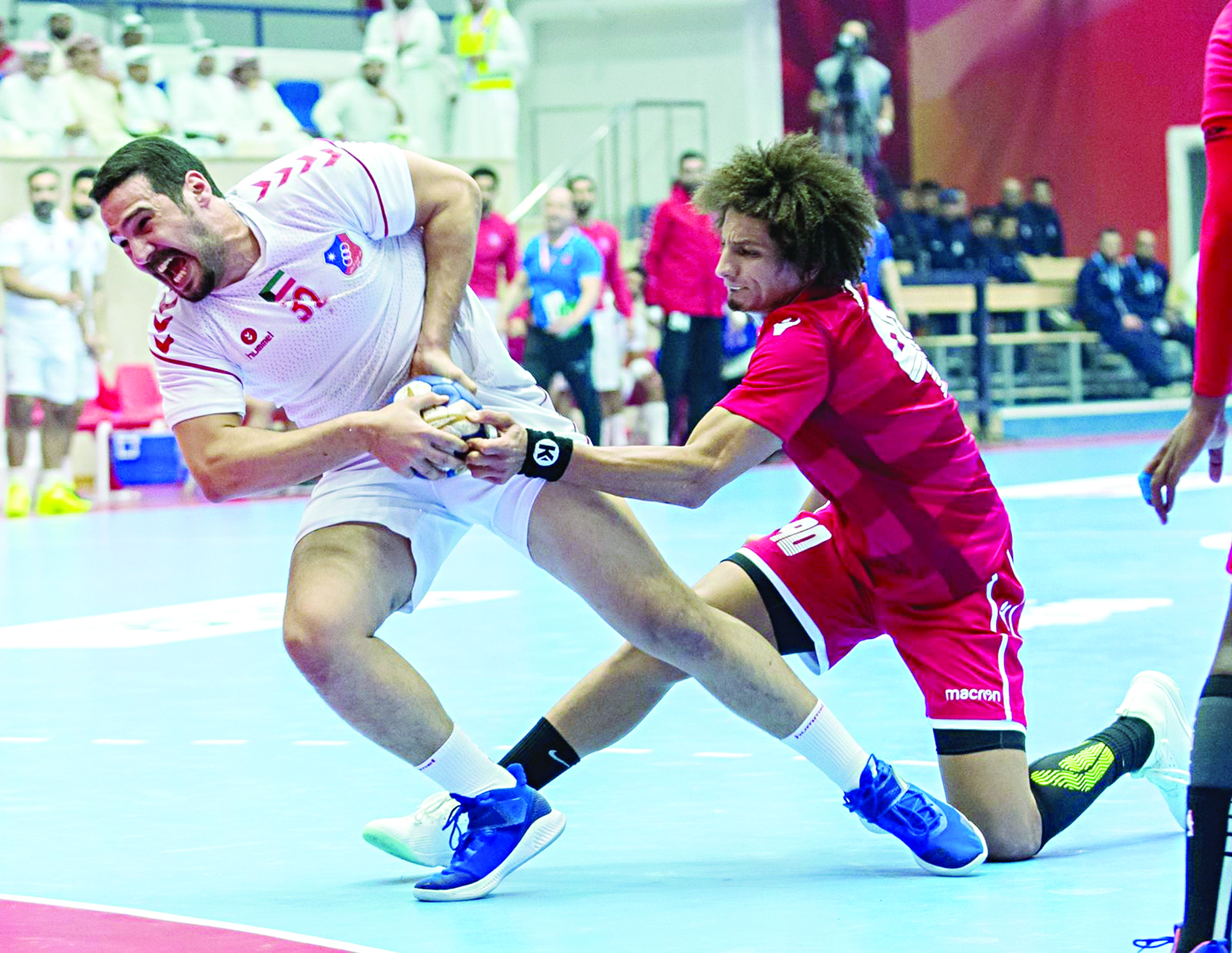 عبدالرحمن البالول يحاول خطف الكرة من أحد لاعبي الشارقة 