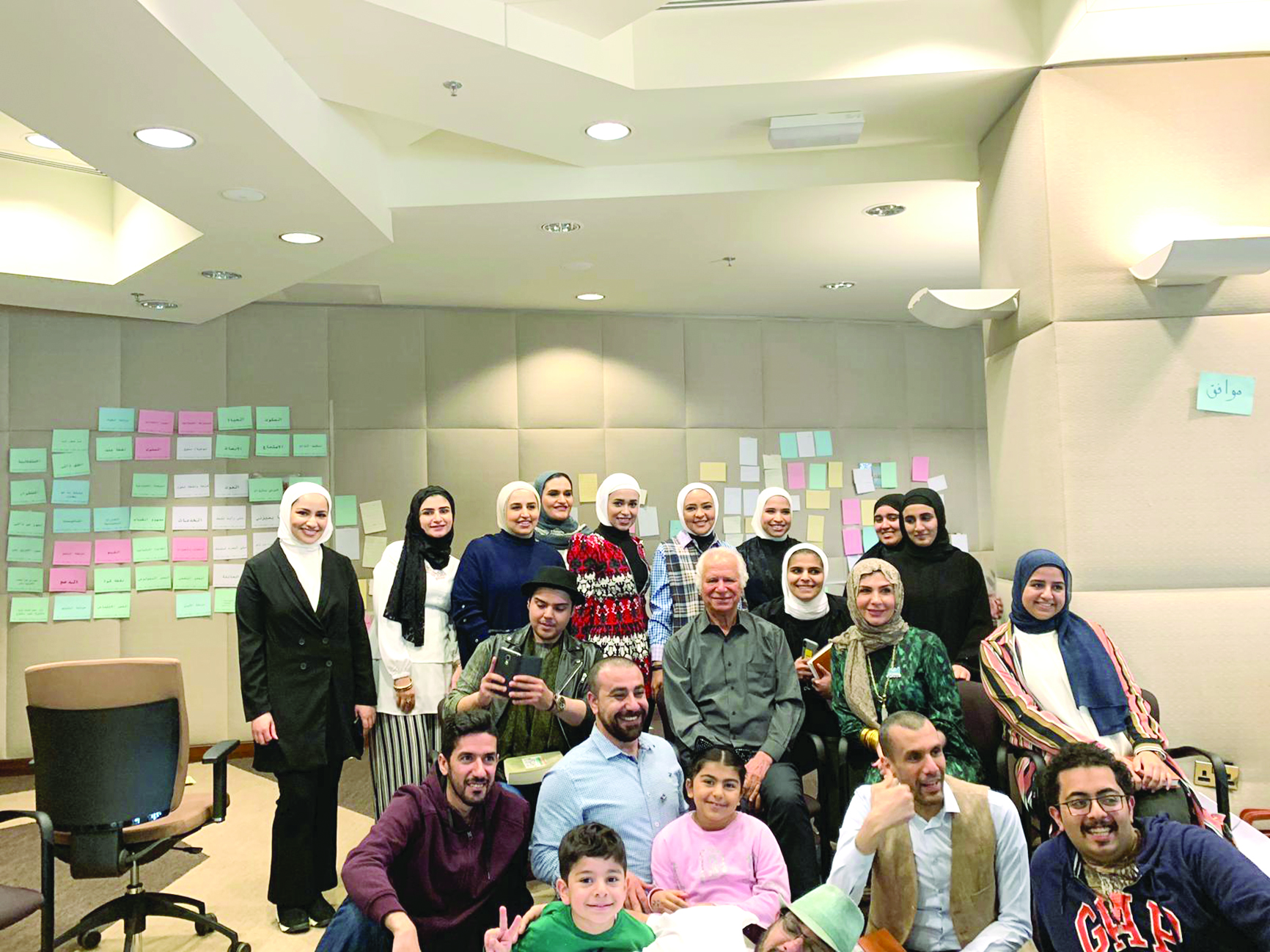 الأعضاء المشاركون في المخيم مع مريد البرغوثي