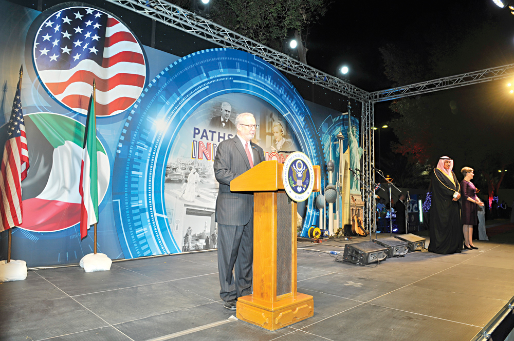 سيلفرمان ملقياً كلمته 