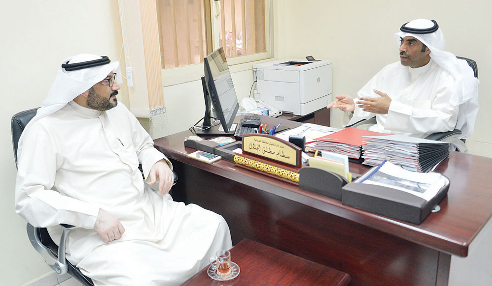 الجلال يتحدث للزميل ناصر الفرحان