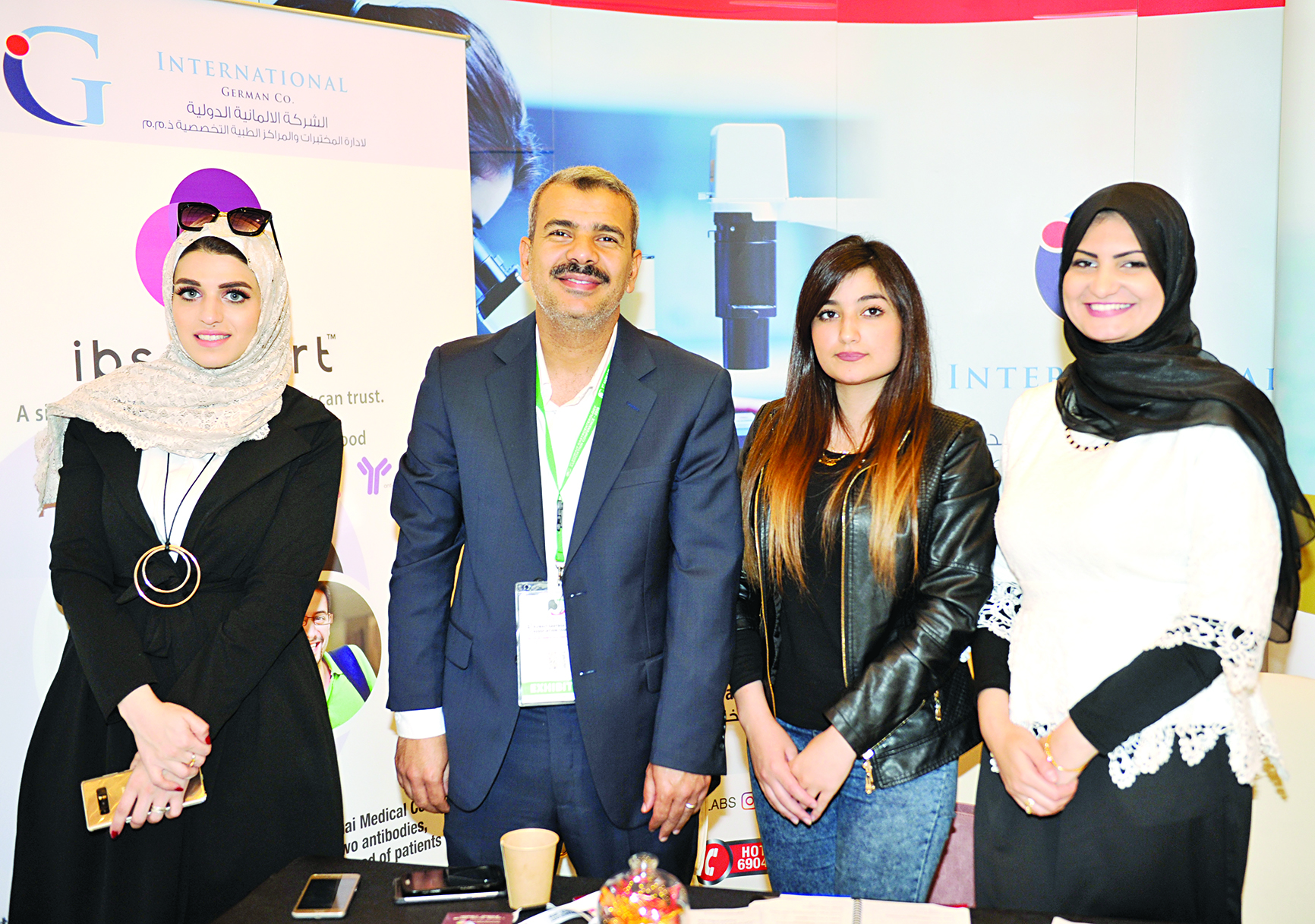 ممثلو إحدى الشركات المشاركة في المعرض 