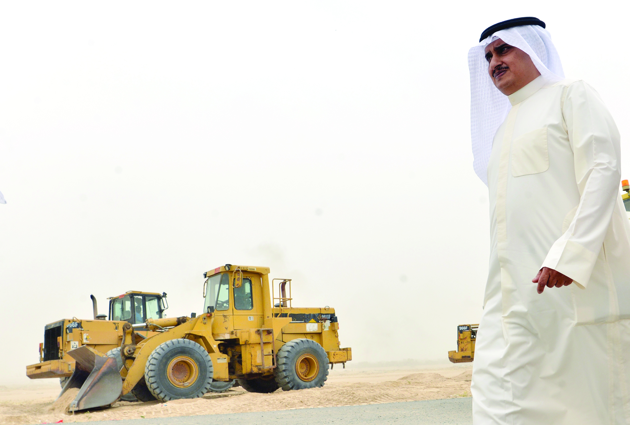 إشراف شخصي من مدير البلدية على عملية الإزالة     	     (تصوير نايف العقلة)