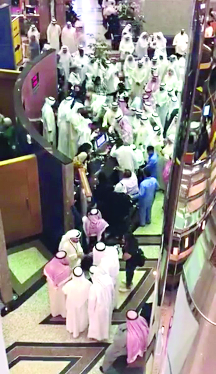 الزحام امتد حتى مدخل المبنى