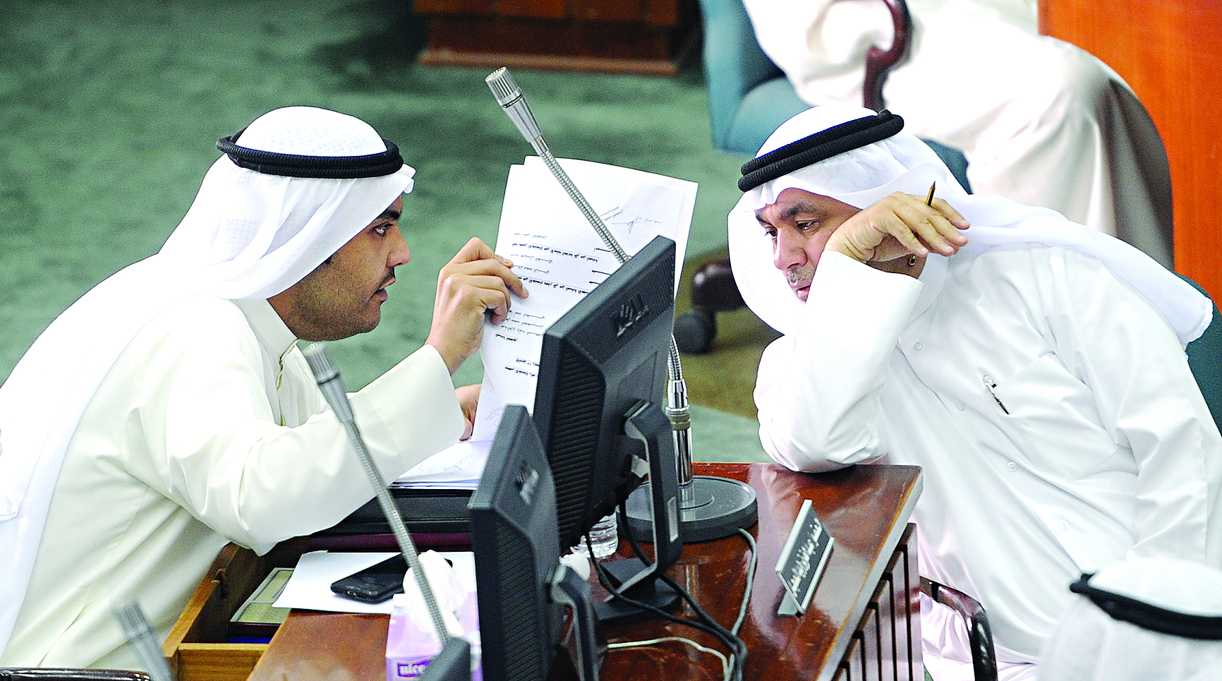 كمال والمعجل في نقاش على هامش الجلسة