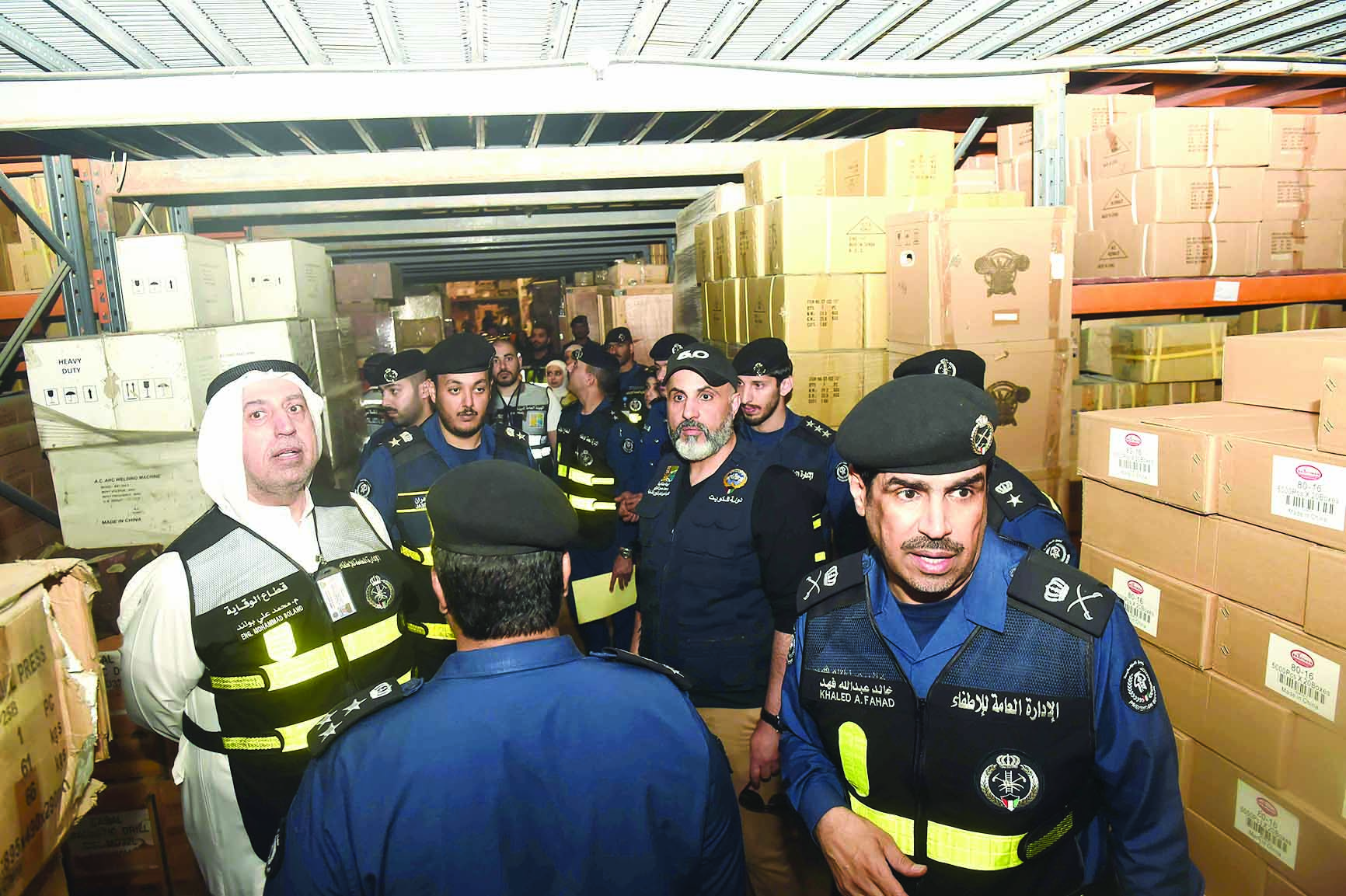 العنزي وفهد خلال الجولة داخل المخازن 	   