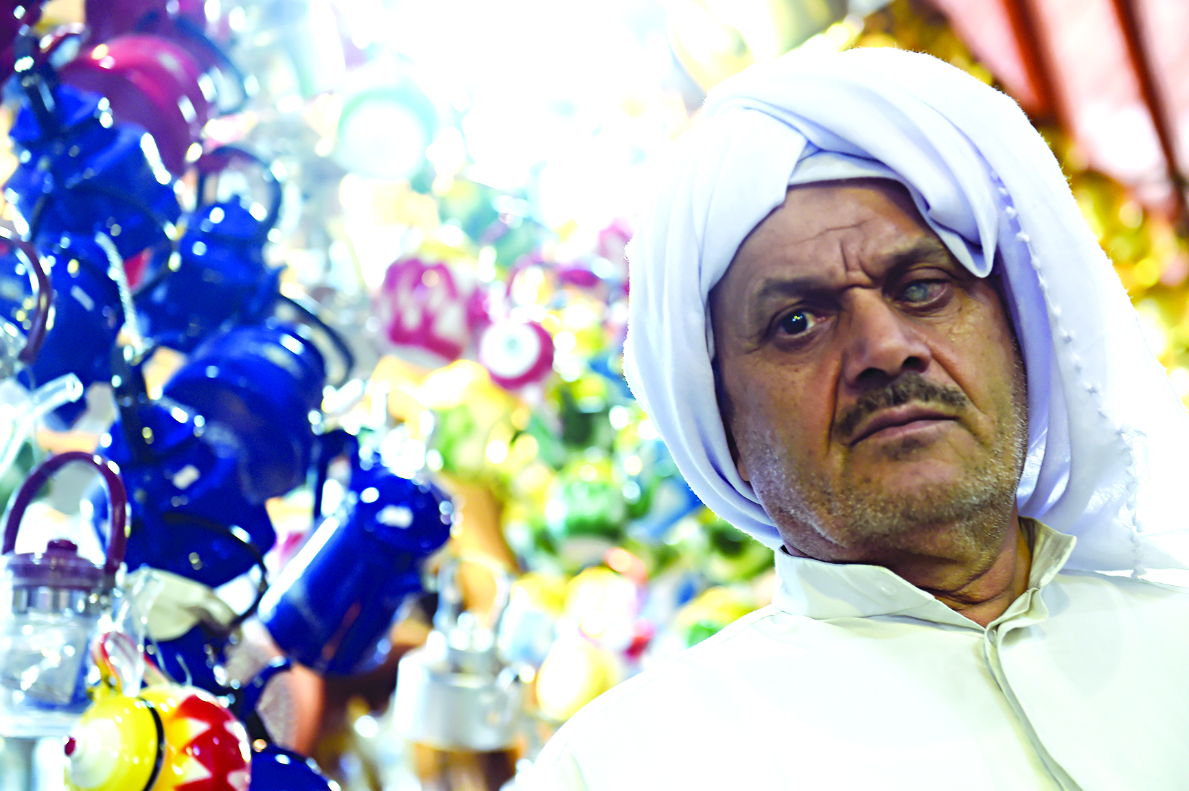 أحد الباعة في محله بسوق السلاح