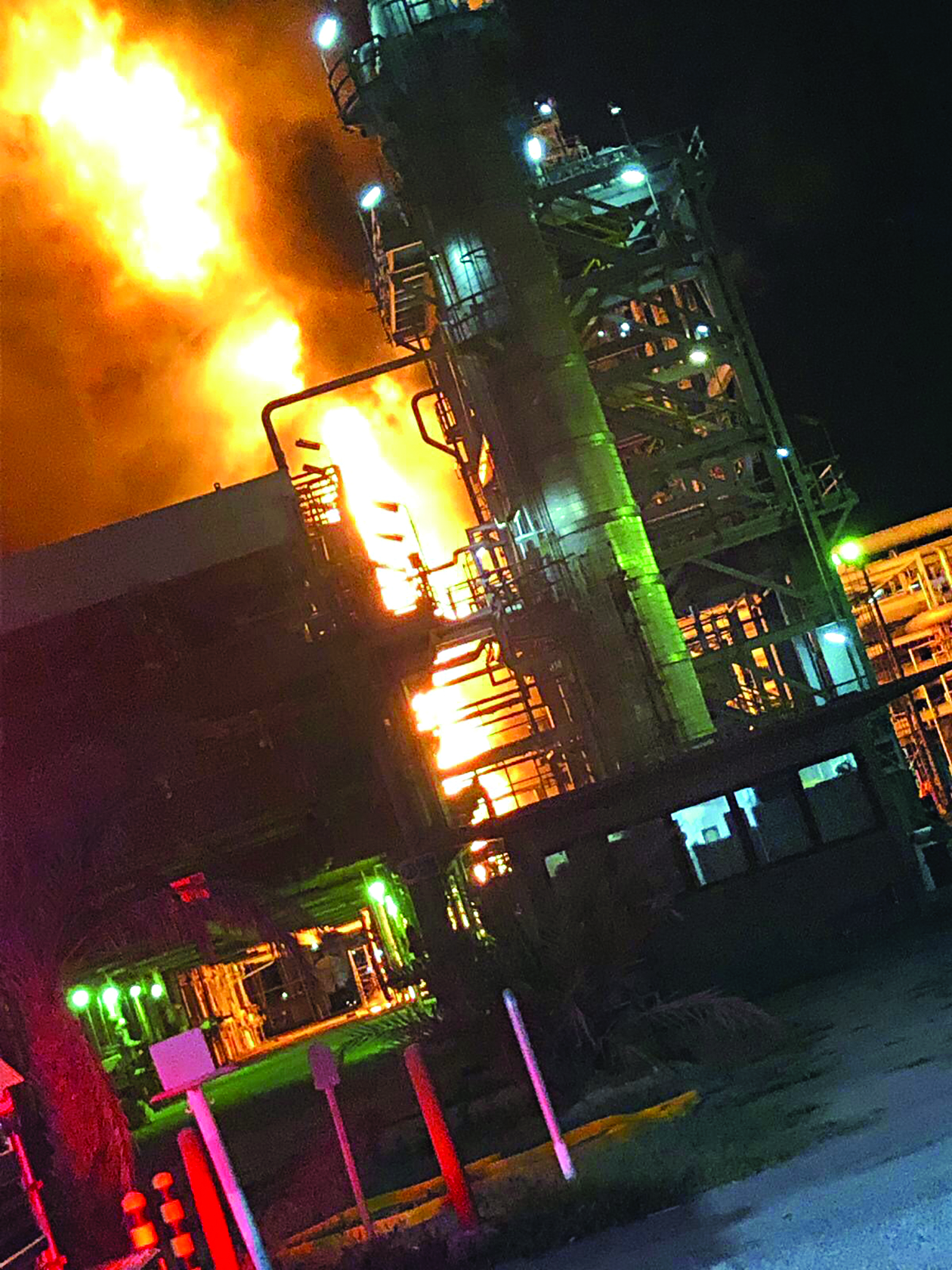 ألسنة اللهب تتصاعد من مصنع الكيروسين