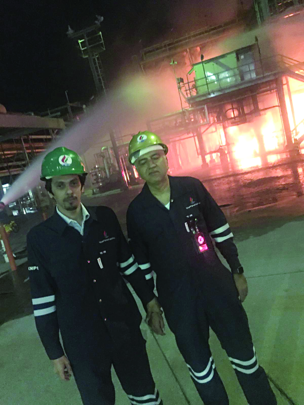 هاشم هاشم مع رئيس نقابة البترول الوطنية في موقع الحريق