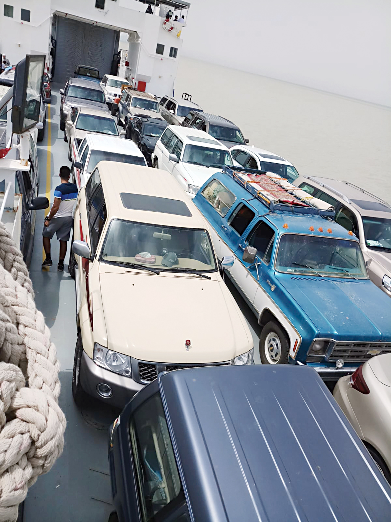 طوابير من السيارات على ظهر العبارة