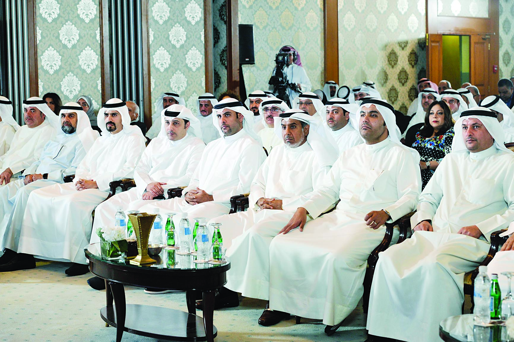 الشعلة ومسؤولو البلدية ونواب يتابعون العرض