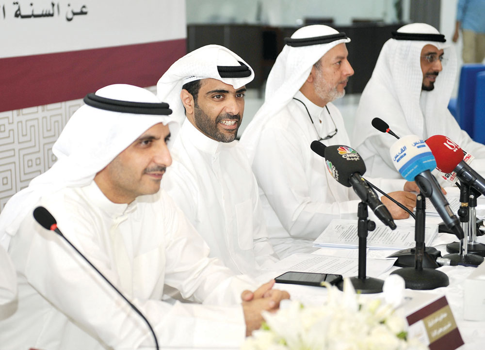 الغانم والمرزوق والمبارك خلال العمومية	 (تصوير نايف العقلة)