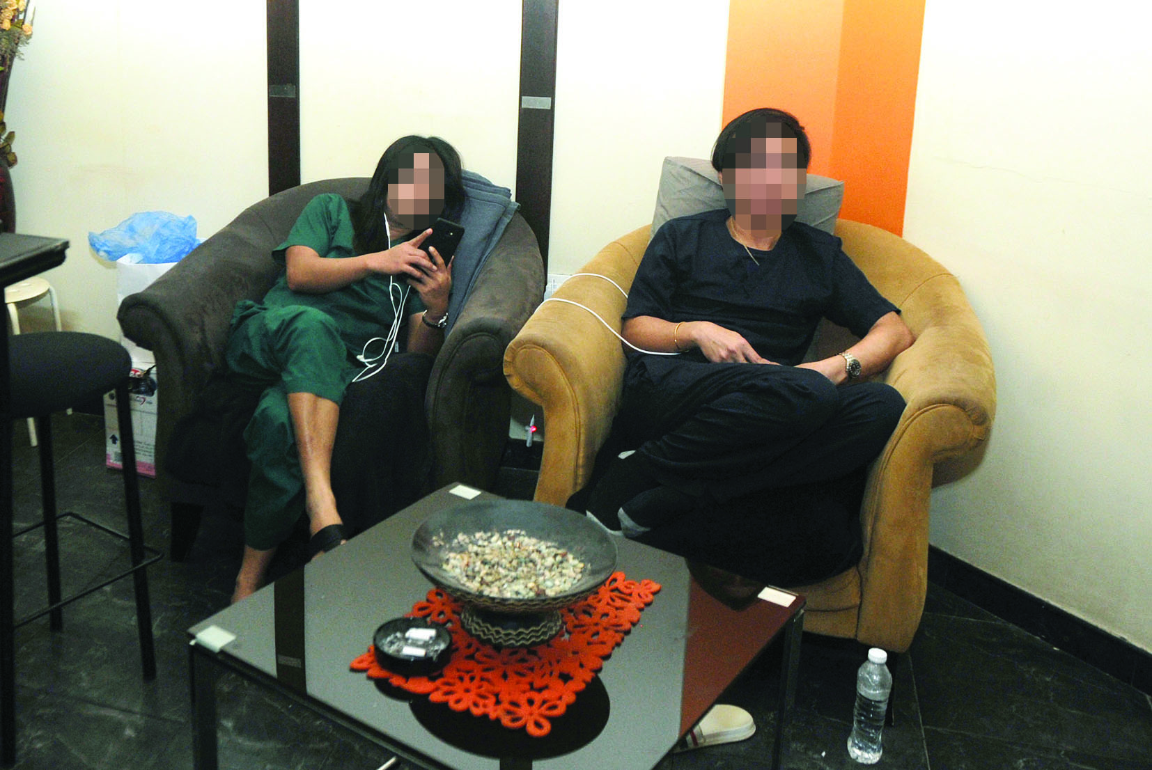 عاملان بانتظار الزبائن 