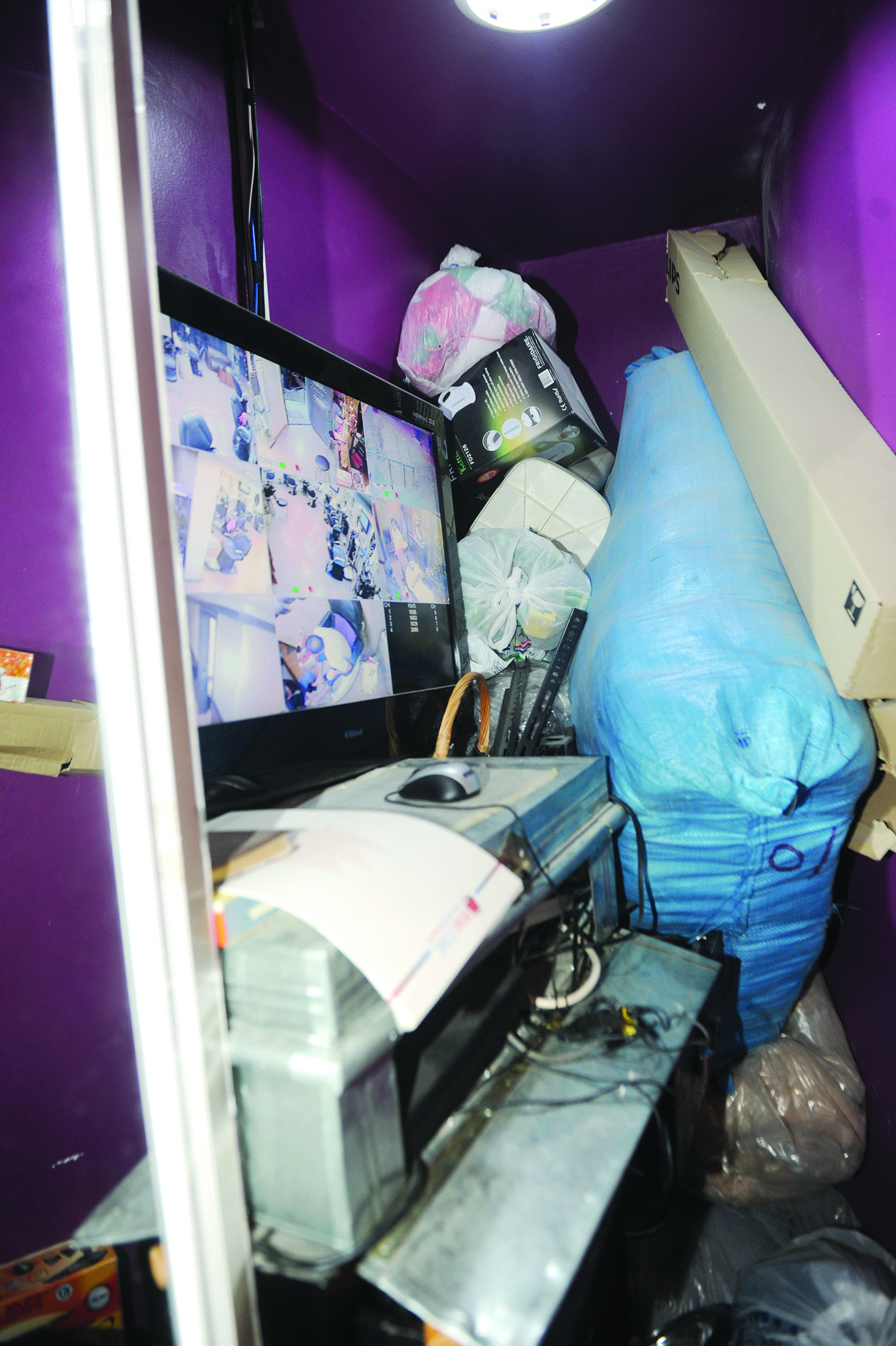 كاميرات مراقبة مخفية  