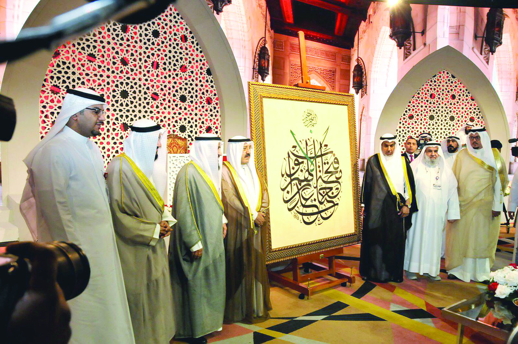 ناصر الصباح ومسؤولو «الأوقاف» في المعرض المرافق