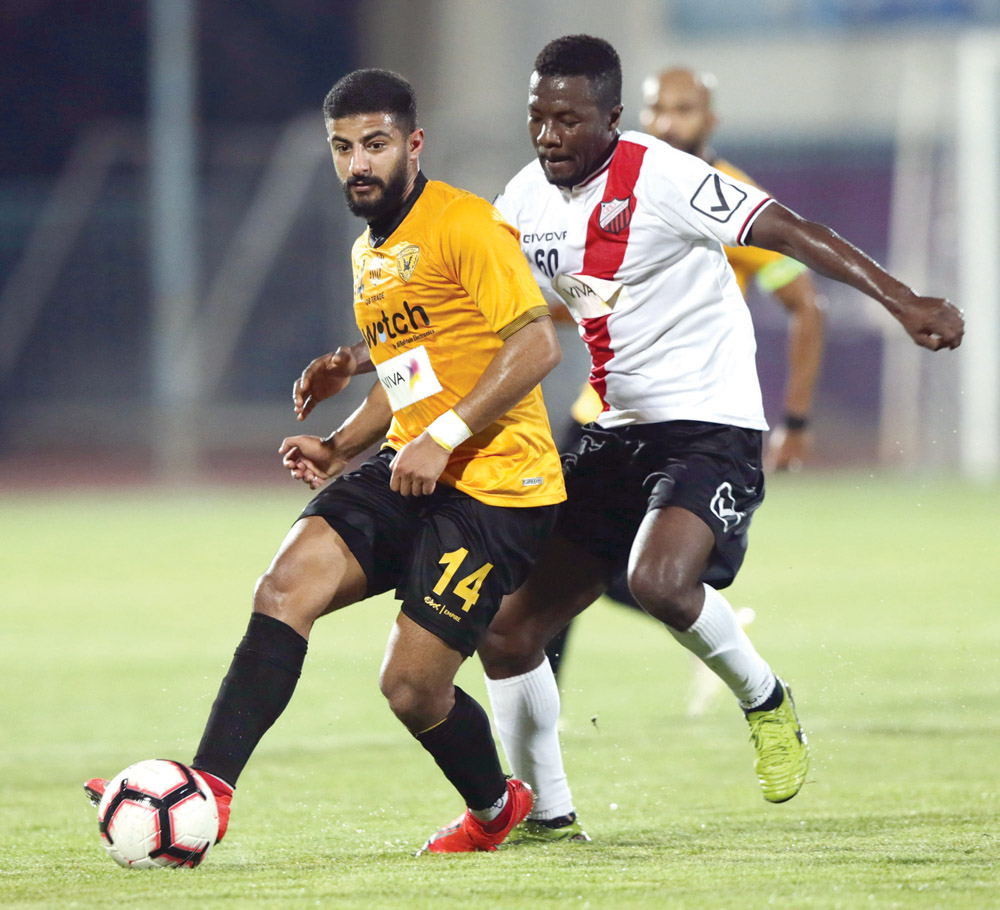 u0631u0636u0627 u0647u0627u0646u064a u0644u0627u0639u0628 u0627u0644u0642u0627u062fu0633u064au0629 u064au062au0642u062fu0645 u0628u0627u0644u0643u0631u0629 u0623u0645u0627u0645 u00abu0628u0648u0627u0643u064au0647u00bb u0644u0627u0639u0628 u062eu064au0637u0627u0646                  t   (u0627u0644u0623u0632u0631u0642 u062fu0648u062a u0643u0648u0645)