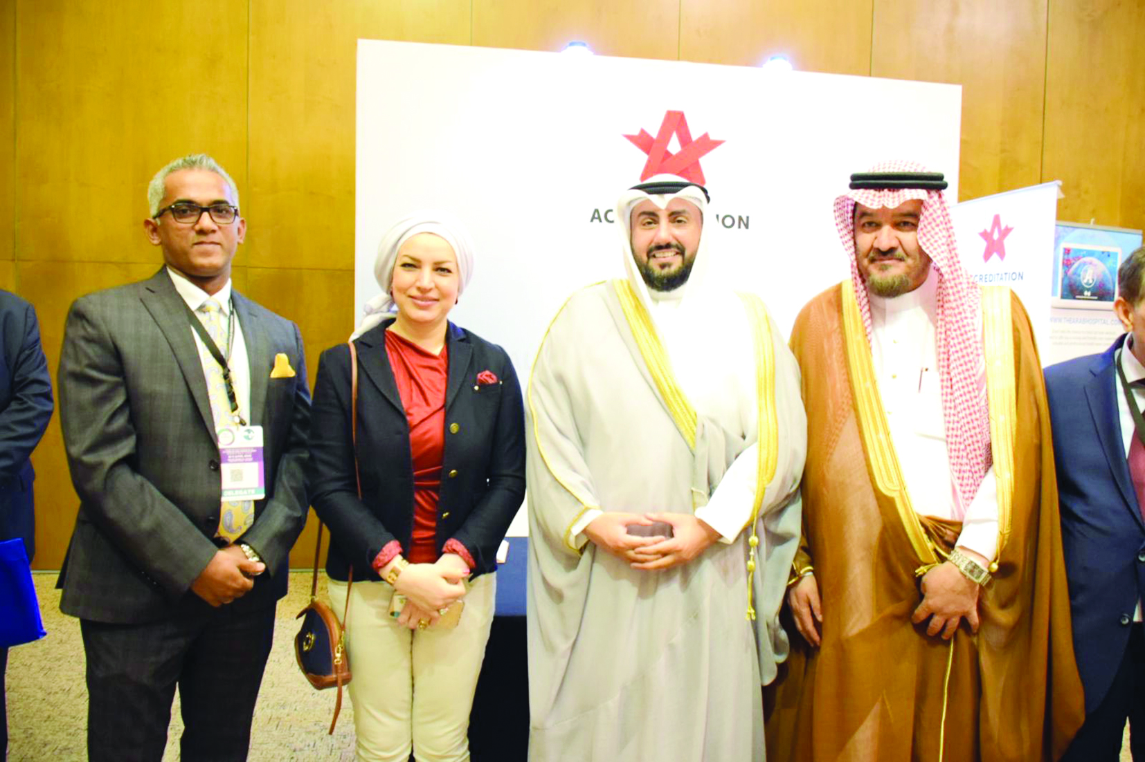 وزير الصحة متوسطاً خوجه وممثلي مستشفى المواساة علياء السيد والكسندر فارجيسن 