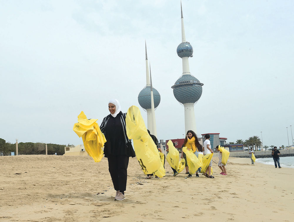 العنود الناصر تتقدم الطلبة المشاركين في الحملة 