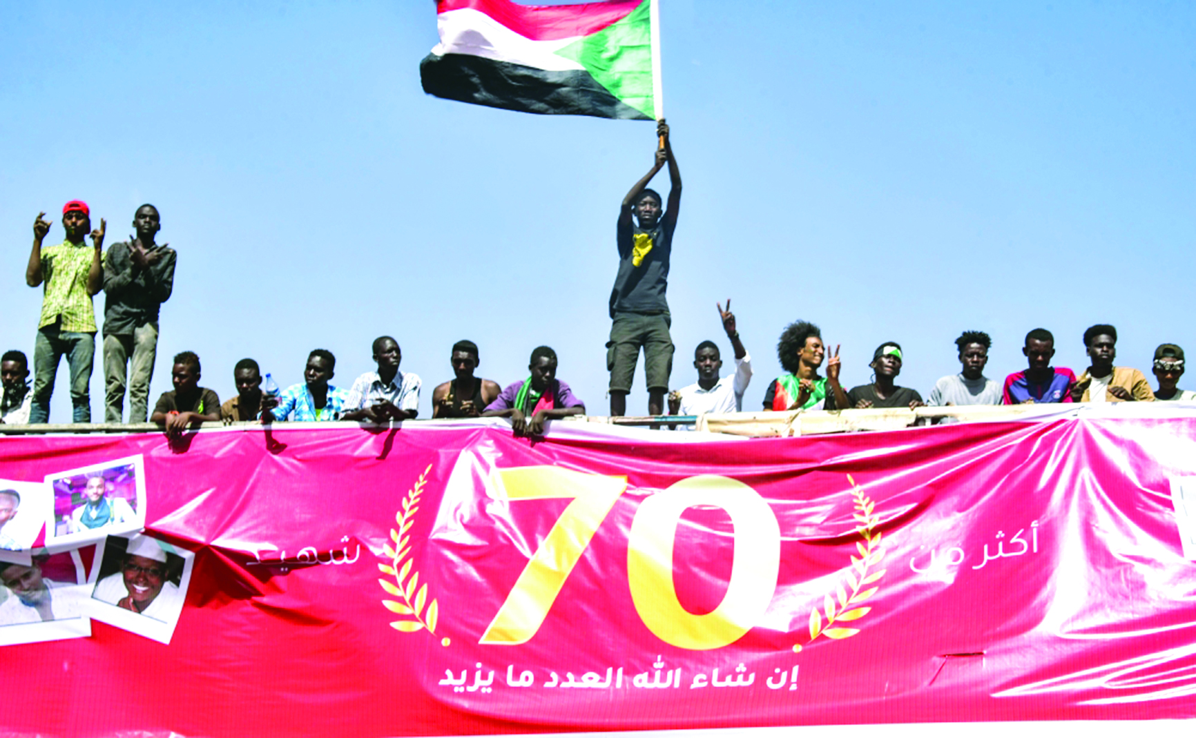 محتجون في الخرطوم أمس 	(أ ف ب) 