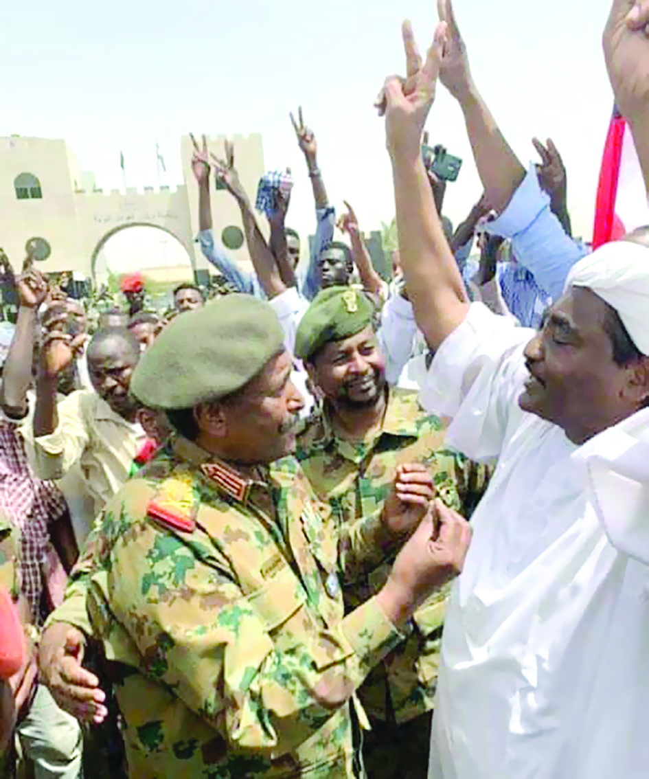 البرهان في ميدان الاعتصام 	(أ ف ب) 