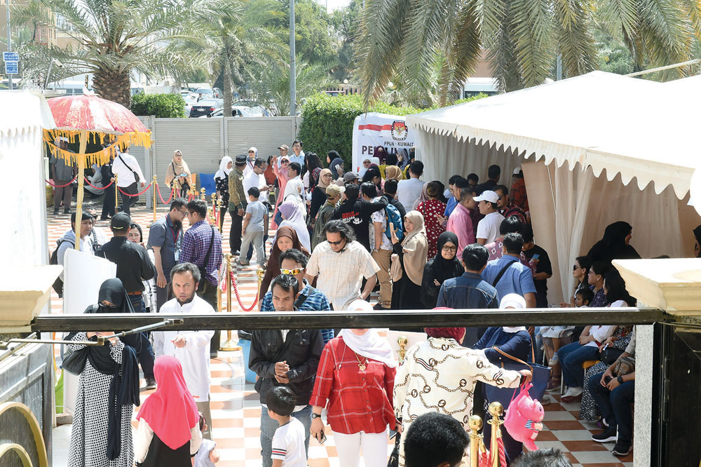 u0625u0642u0628u0627u0644 u0643u062bu064au0641 u0639u0644u0649 u0627u0644u0645u0634u0627u0631u0643u0629 u0641u064a u0627u0644u0627u0646u062au062eu0627u0628u0627u062a u0628u0633u0641u0627u0631u0629 u0627u0646u062fu0648u0646u064au0633u064au0627 u0641u064a u0627u0644u0643u0648u064au062a t(u062au0635u0648u064au0631 u0623u0633u0639u062f u0639u0628u062fu0627u0644u0644u0647)