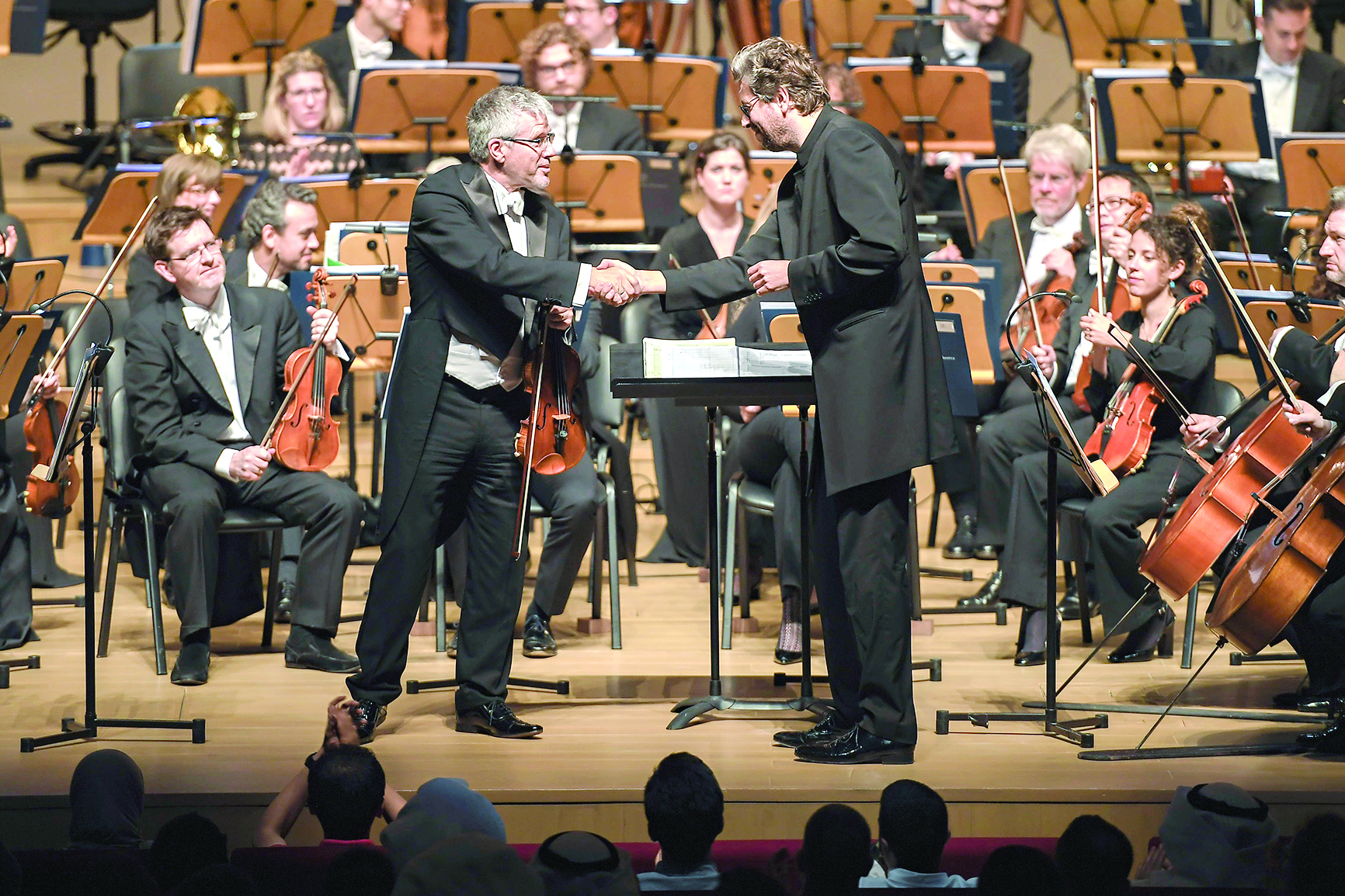 مصافحة بين نيك ديفيس وميخال نستيروفيتش