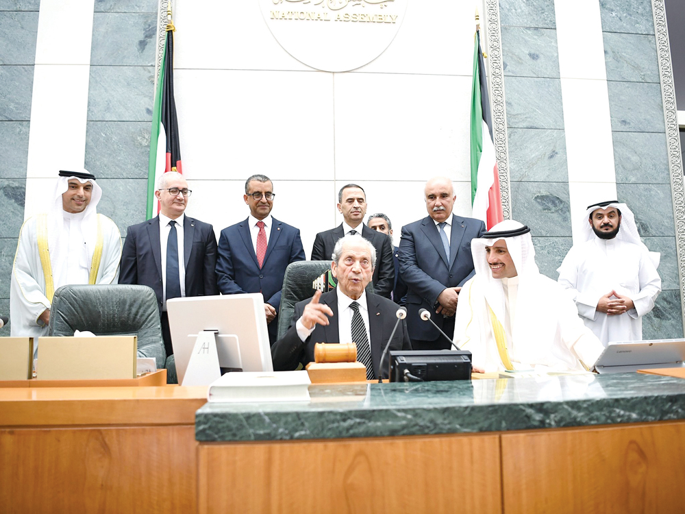 الغانم وضيفه في قاعة عبدالله السالم