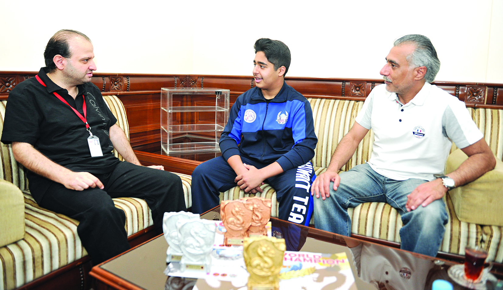 البطل العالمي ووالده الدكتور عادل يتحدثان إلى الزميل محمد سعيد