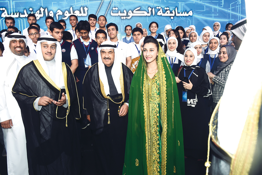 u0646u0627u0635u0631 u0627u0644u0645u062du0645u062f u064au062au0648u0633u0637 u0648u0627u0644u062eu0631u0627u0641u064a u0639u062fu062fu0627u064b u0645u0646 u0627u0644u0637u0644u0628u0629 u0627u0644u0645u0634u0627u0631u0643u064au0646 u0641u064a u0627u0644u0645u0639u0631u0636             t              (u062au0635u0648u064au0631 u0623u0633u0639u062f u0639u0628u062fu0627u0644u0644u0647)