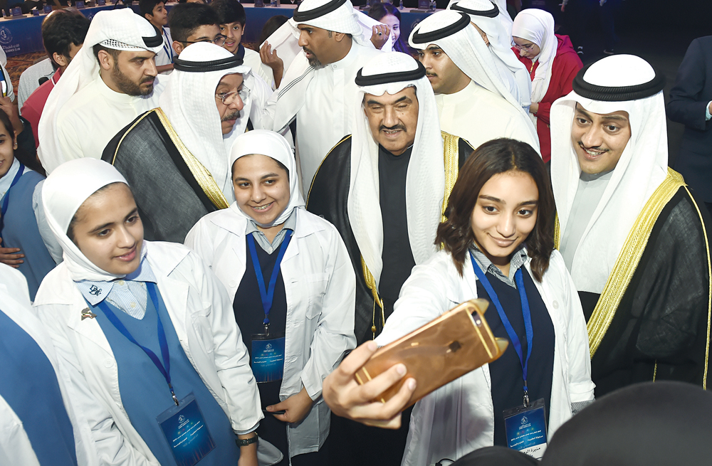 «سيلفي» مع الشيخ ناصر وقيادات النادي العلمي