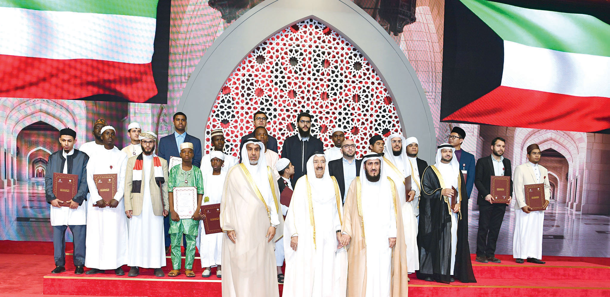 سمو الأمير والشعلة وعمادي مع المتوّجين بجوائز المسابقة