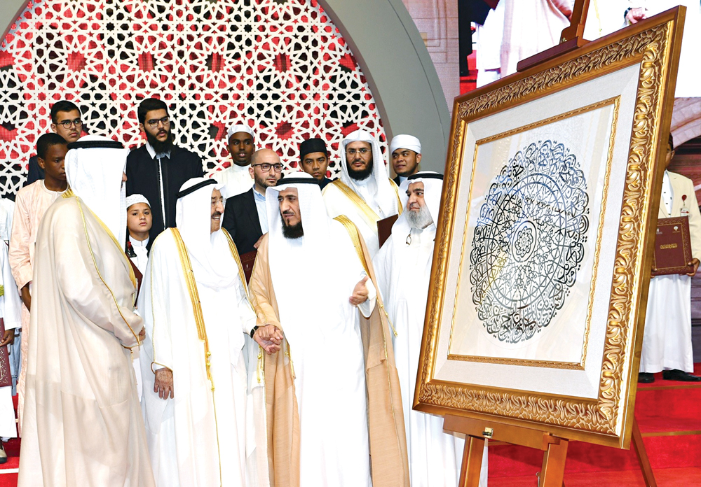 سمو الأمير مستمعاً لشرح عن هدية قدّمت لسموه