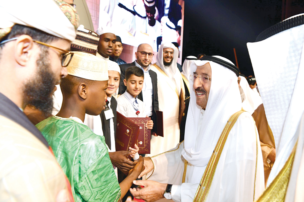 صاحب السمو مصافحاً أحد صغار الحفظة