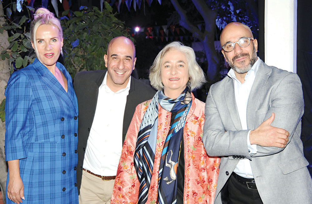 u0645u0627u0633u062fu0648u0628u0648u064a u0645u0639 u0639u062fu062f u0645u0646 u0627u0644u0645u0634u0627u0631u0643u064au0646 u0641u064a u062du0641u0644 u0623u0635u062fu0642u0627u0621 u0641u0631u0646u0633u0627