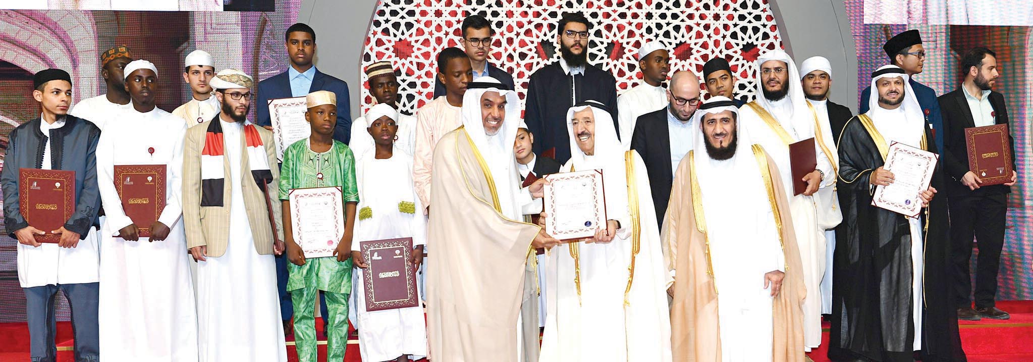 سمو الأمير والشعلة أثناء تتويج الفائزين