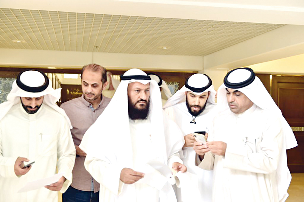 هايف يتحدث للزميل فرحان الشمري بعد تقديم الاستجواب