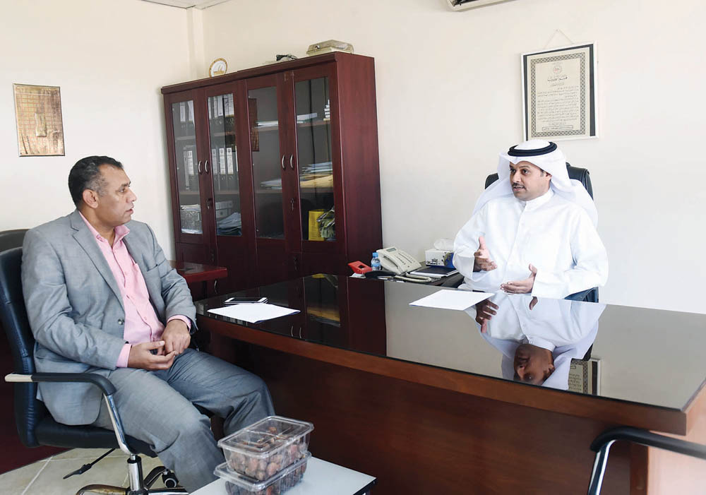  الدكتور الميع متحدثاً للزميل عمر العلاس